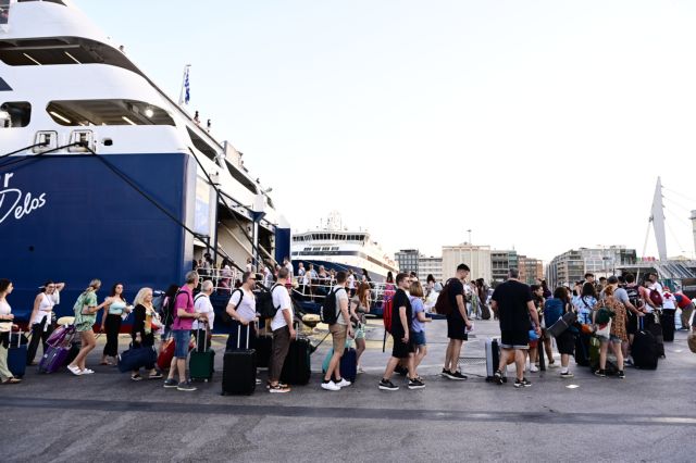 Αδειάζει η Αθήνα: Αναχωρούν οι πρώτοι αδειούχοι του Αυγούστου – Το αδιαχώρητο στο λιμάνι του Πειραιά