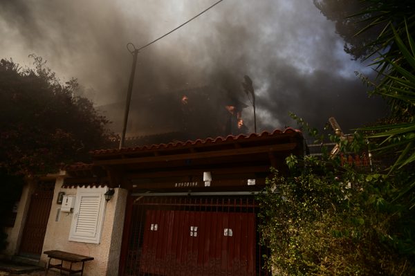 Φωτιά στον Νέο Κουβαρά: «Να φορέσουν μάσκα όσοι είναι στα πύρινα μέτωπα»