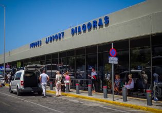 Φωτιά στη Ρόδο: Η Βρετανία στέλνει αεροσκάφη για τον επαναπατρισμό τουλάχιστον 7.000 τουριστών