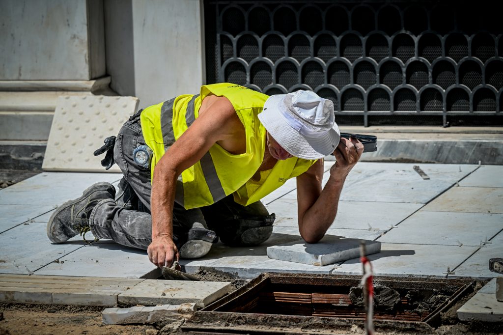 Καύσωνας: «Μπαράζ» ελέγχων από την Επιθεώρηση Εργασίας – Έπεσαν τα πρώτα πρόστιμα