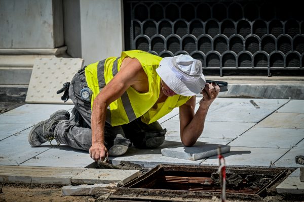 Καύσωνας: «Μπαράζ» ελέγχων από την Επιθεώρηση Εργασίας – Έπεσαν τα πρώτα πρόστιμα