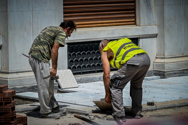 Καύσωνας: Άμεσα μέτρα και ελέγχους ζητούν κόμματα και συνδικάτα για την προστασία των εργαζόμενων