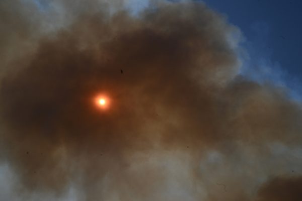 Φωτιά: Δύσκολη νύχτα στη Μαγνησία – Αγωνία για την αποθήκη πυρομαχικών στη Ν.Αγχίαλο