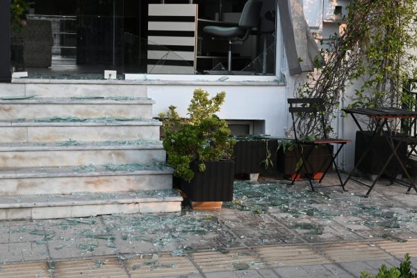 Φωτιά στη Μαγνησία: Πόλη – φάντασμα η Νέα Αγχίαλος μετά τις εκρήξεις και την εκκένωση – Σπασμένες βιτρίνες και ζημιές παντού