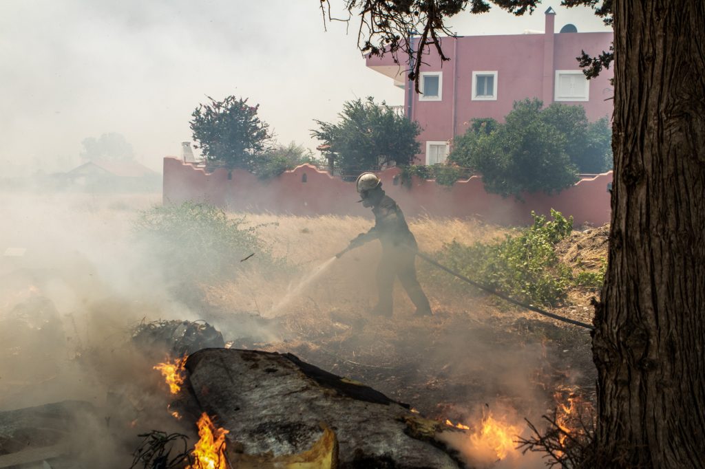 Φωτιά: Δραματική η κατάσταση στη Ρόδο, εκκενώσεις και αναζωπυρώσεις – Μαίνεται η πυρκαγιά στην Κάρυστο, αγνοείται κτηνοτρόφος