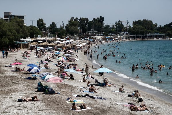 Καύσωνας: Ανάσα δροσιάς στις παραλίες – Κοσμοπλημμύρα από νωρίς το πρωί