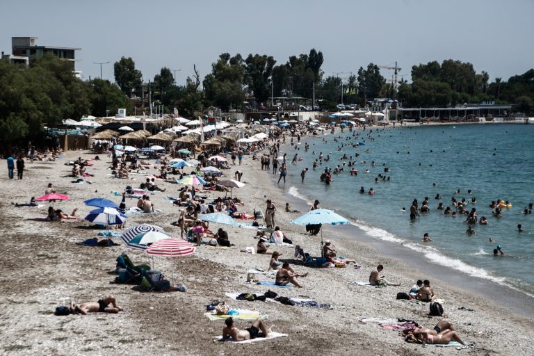 Καύσωνας: Ανάσα δροσιάς στις παραλίες – Κοσμοπλημμύρα από νωρίς το πρωί