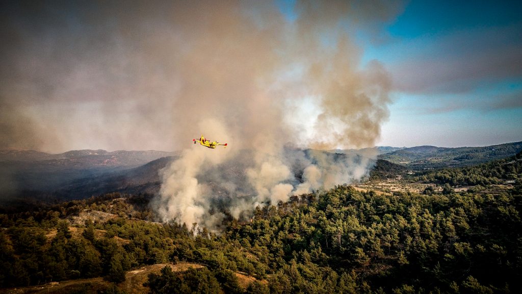 Φωτιά στη Ρόδο: Το πύρινο μέτωπο επεκτάθηκε σε 30.000 στρέμματα δάσους – Εφικτή η οριοθέτησή του