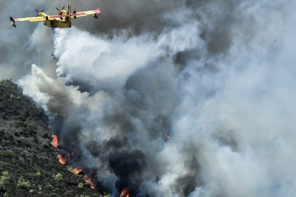 Φωτιά στο Λουτράκι: Σε κατάσταση έκτακτης ανάγκης η περιοχή – Αγωνία για τα διυλιστήρια