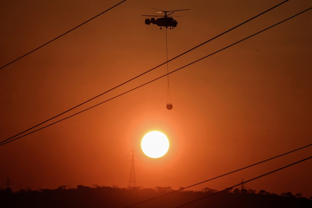 Φωτιά: Μάχη της Πυροσβεστικής σε Δυτική Αττική και Ρόδο – Σε ύφεση η πυρκαγιά στη Σπάρτη