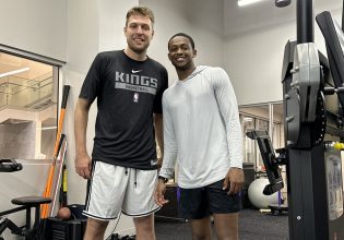 Η πρώτη φωτογραφία του Βεζένκοφ στους Κινγκς, παρέα με τον ΝτεΆρον Φοξ