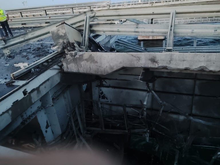 Επίθεση στη γέφυρα της Κριμαίας: «Ήταν ειδική επιχείρηση με drones των ουκρανικών υπηρεσιών» – Ανάμειξη Βρετανίας και ΗΠΑ «βλέπει» η Ζαχάροβα