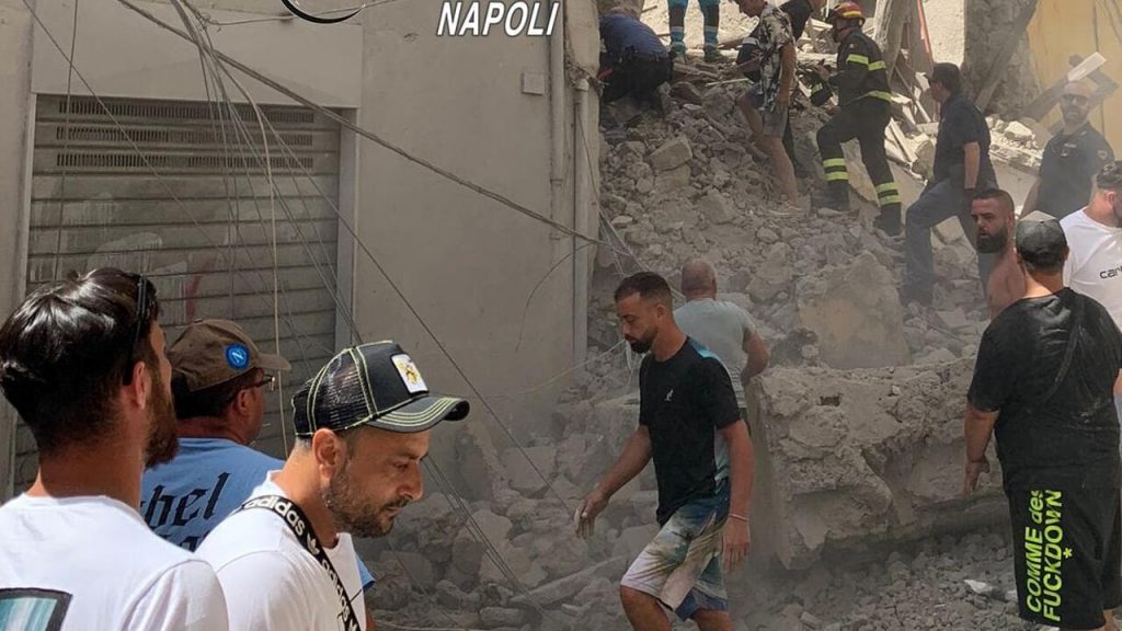Crollato un condominio a Napoli: una grande operazione di salvataggio portata avanti dalle autorità