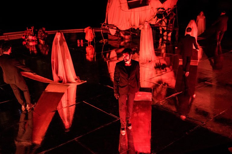 Άρης Σερβετάλης: Πρεμιέρα για τα «Βατράχια» από τη Θεσσαλονίκη