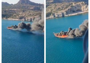 Η σοκαριστική στιγμή που τουριστικό πλοίο στη Ρόδο τυλίγεται στις φλόγες – Δείτε βίντεο