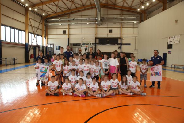 Ο Δήμαρχος Πειραιά Γιάννης Μώραλης στο «9ο Piraeus Sports Camp» για τους μαθητές της πόλης