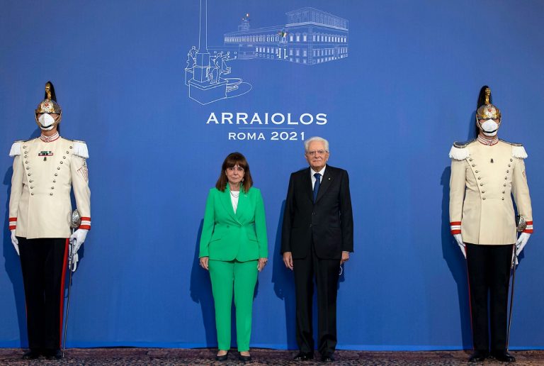 Επικοινωνία Σακελλαροπούλου-Ματαρέλα για τις φωτιές – Κοινό μέτωπο Ελλάδας και Ιταλίας για την κλιματική κρίση