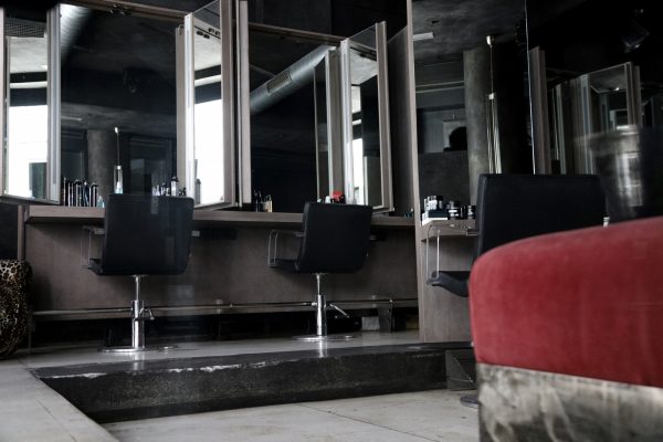 Σχεδόν 23.000 κομμωτήρια λειτουργούν παράνομα στην Ελλάδα