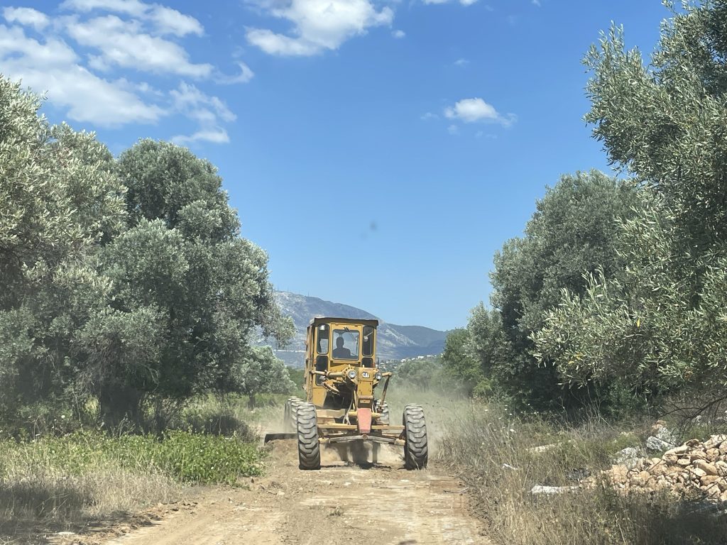 Διάνοιξη και καθαρισμός αγροτικών δρόμων σε περιοχές του Δήμου Σπάτων – Αρτέμιδος