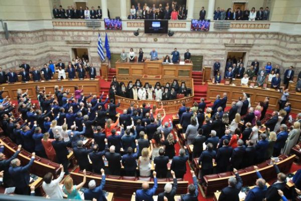 Πώς μοιράστηκαν τα έδρανα της Βουλής στα κόμματα - Οι selfies και το χειροφίλημα στη Γεροβασίλη