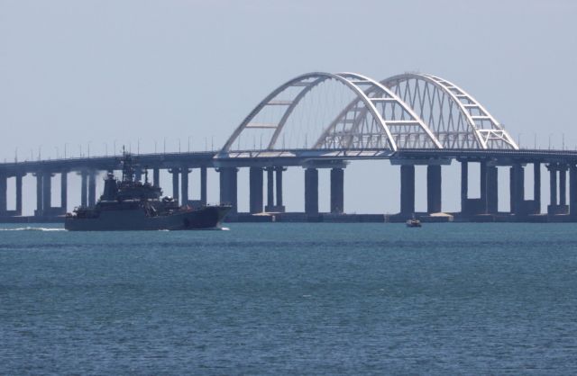Ουκρανική επίθεση με drone στην Κριμαία - Προσωρινή διακοπή της κυκλοφορίας στη γέφυρα