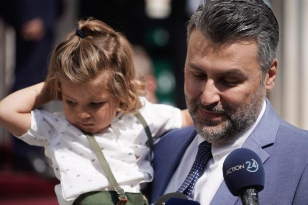 Γιάννης Καλλιάνος για το μωρό του που έκλαιγε στην ορκωμοσία: «Δεν θα σταμάταγε»