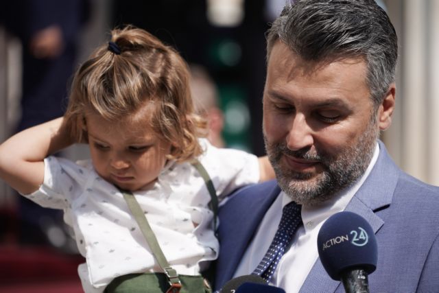 Γιάννης Καλλιάνος: «Το δικό μου μωρό έκλαιγε» – Η συγγνώμη του βουλευτή και το χαμόγελο Μητσοτάκη