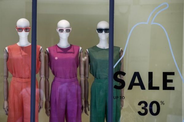 Εκπτώσεις: Απώλειες 30% στον τζίρο σε σχέση με πέρυσι – Πώς ο καύσωνας επηρέασε την αγοραστική κίνηση