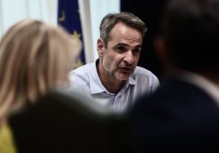 Στο Συντονιστικό Κέντρο Επιχειρήσεων ο πρωθυπουργός για τις φωτιές στη Ρόδο