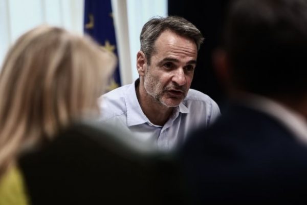 Στο Συντονιστικό Κέντρο Επιχειρήσεων ο πρωθυπουργός για τις φωτιές στη Ρόδο