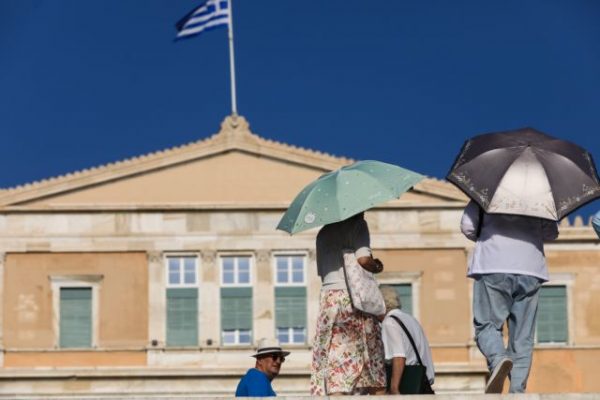 «Μας χτύπησε κύμα θερμότητας σαν να βάζαμε το κεφάλι μας στο φούρνο» - Θέμα στον Guardian ο καύσωνας στην Ελλάδα