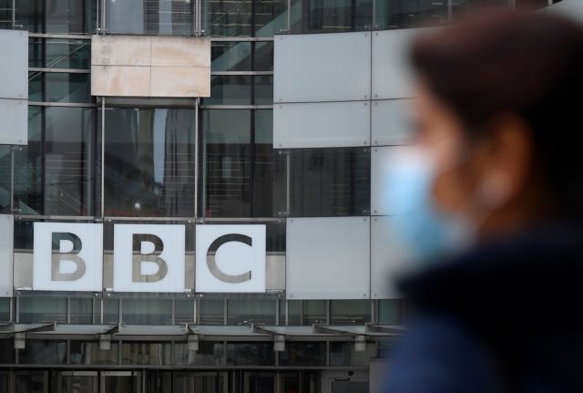 BBC: Στη σκιά του σκανδάλου του παρουσιαστή που έστελνε γυμνές φωτογραφίες σε έφηβο - Δεν τον κατονομάζουν