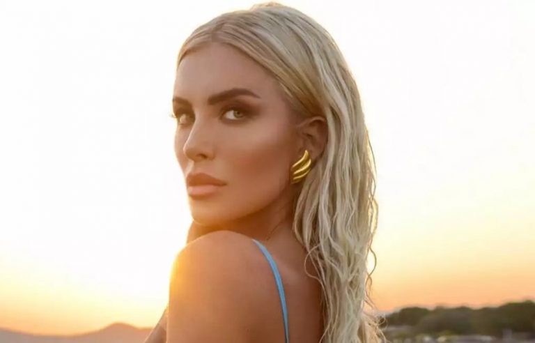 Κατερίνα Καινούργιου: Συνεχίζει σε καλοκαιρινό mood στην Αντίπαρο