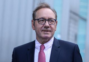 Κέβιν Σπέισι: Αθώος για 9 κατηγορίες σεξουαλικών επιθέσεων