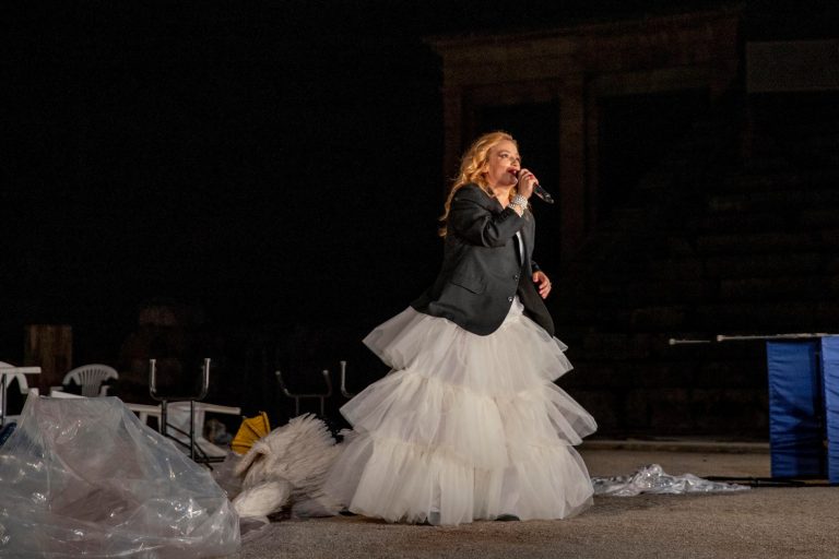 Λένα Κιτσοπούλου: «Είναι γεμάτη Σφήκες η ζωή μας»