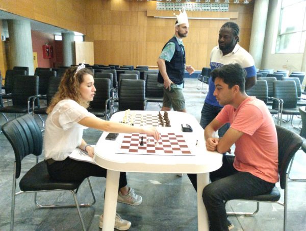 Θεσσαλονίκη: Πρόσφυγας από την Ουκρανία διδάσκει σκάκι σε άλλα προσφυγόπουλα