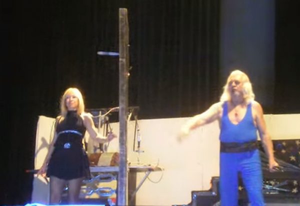 «Ξανθός μάγος»:  Αποφυλακίστηκε με βούλευμα ο ταχυδακτυλουργός που κατηγορείται ότι βίαζε την ανήλικη βαφτισιμιά του