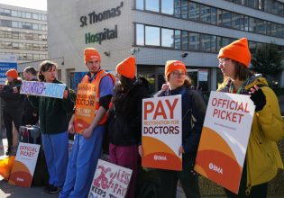 Πρωτοφανούς διάρκειας απεργία ξεκινούν από σήμερα οι εκπαιδευόμενοι γιατροί στην Αγγλία