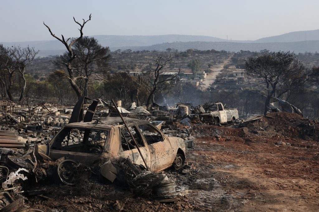 Φωτιά στη Δυτική Αττική: Αποκαρδιωτικές εικόνες από τις καμένες περιουσίες των πολιτών