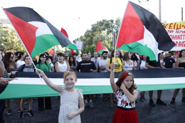 Συγκέντρωση αλληλεγγύης στον παλαιστινιακό λαό και στη «μαχόμενη Τζενίν» έξω από την ισραηλινή πρεσβεία