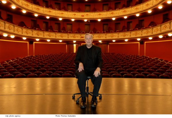 Δημοτικό Θέατρο Πειραιά: Ο Robert Wilson σκηνοθετεί τις «Τρεις Ψηλές Γυναίκες»