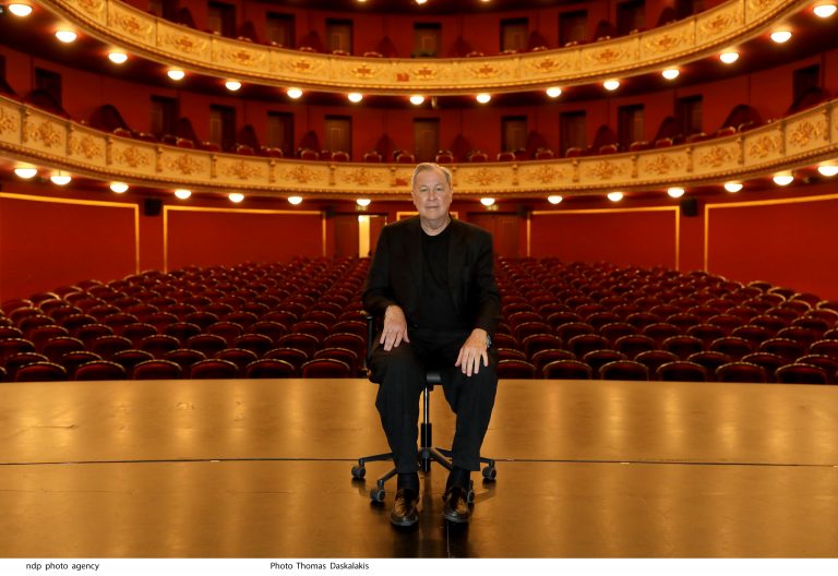 Δημοτικό Θέατρο Πειραιά: Ο Robert Wilson σκηνοθετεί τις «Τρεις Ψηλές Γυναίκες»