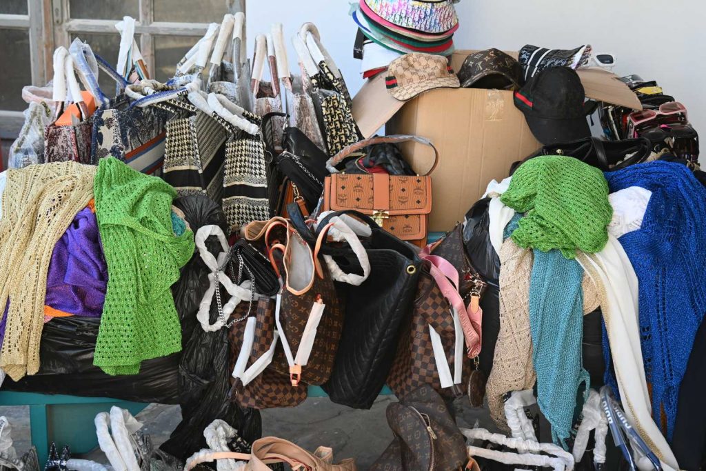 Μύκονος: Πωλούσαν «μαϊμού» τσάντες και πορτοφόλια – 8 συλλήψεις