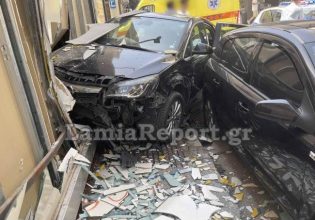 Σοβαρό τροχαίο στη Λαμία – Αυτοκίνητο μπήκε σε βιτρίνα πολυκαταστήματος