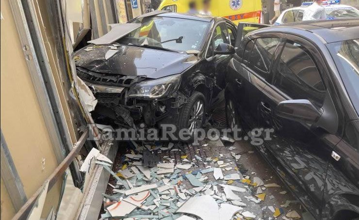 Σοβαρό τροχαίο στη Λαμία – Αυτοκίνητο μπήκε σε βιτρίνα πολυκαταστήματος