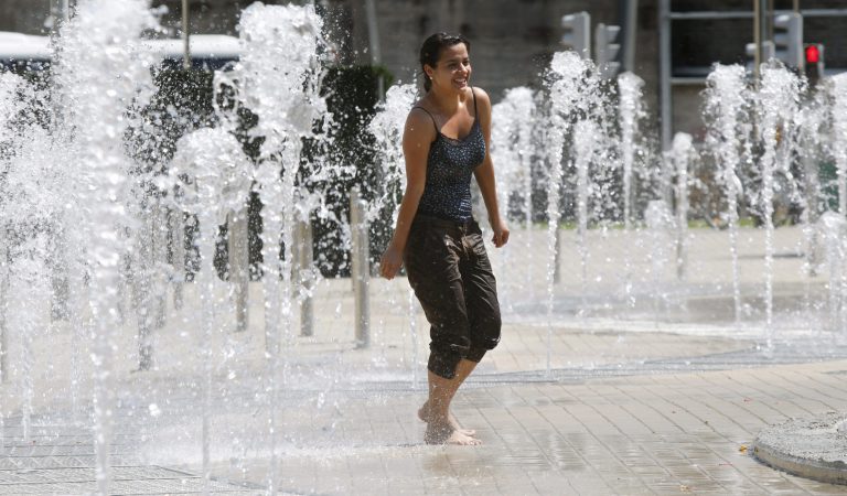 Μαθήματα αστικής επιβίωσης στους καύσωνες από τη «φλεγόμενη» Ισπανία