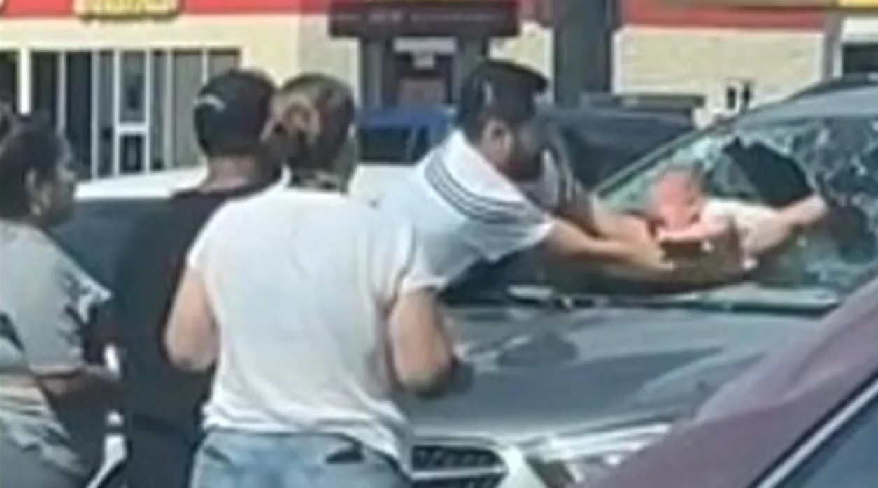 Τέξας: Πατέρας σπάει το παρμπρίζ για να σώσει το παιδί του από τη ζέστη επειδή είχε κλειδωθεί μέσα