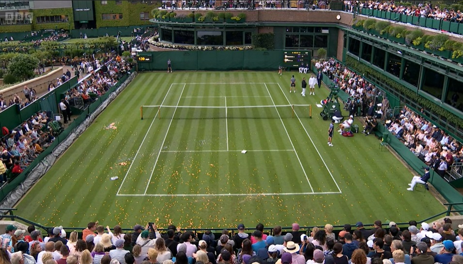 Wimbledon: Ακτιβιστές διέκοψαν αγώνα για να πετάξουν κομφετί και κομμάτια παζλ