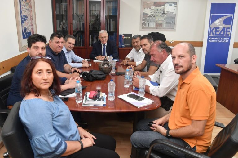 Στήριξη των δίκαιων αιτημάτων των εργαζομένων στους Δήμους, από τον πρόεδρο της ΚΕΔΕ