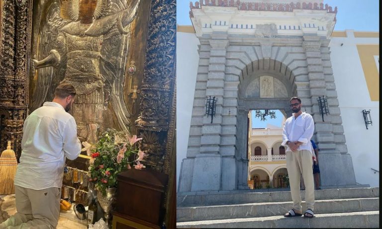 Ηλίας Βρεττός: Προσεύχεται γονατιστός, ανήμερα της ονομαστικής του εορτής